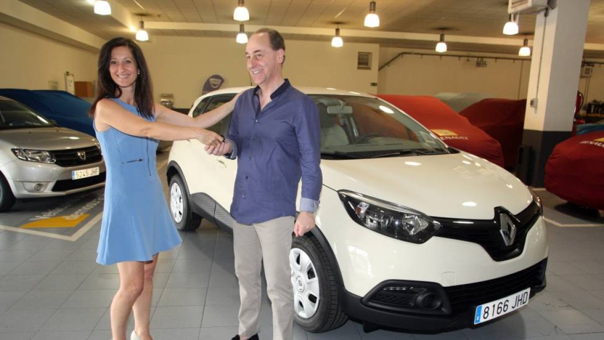La responsable de Yaap Shopping, Rosa Bautista, entrega un Renault Captur al ganador del sorteo 'Rasca y gana'-Ical