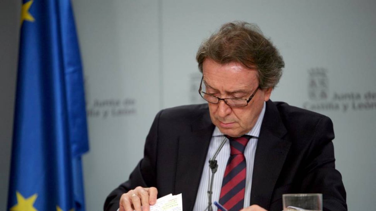 El consejero de la Presidencia y portavoz de la Junta, José Antonio de Santiago-Juárez, comparece en la rueda de prensa-Ical