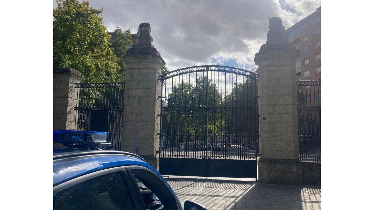 Las puertas de Campo rande cerradas por fuertes rachas d viento. -TWITTER POLICIA VALL.