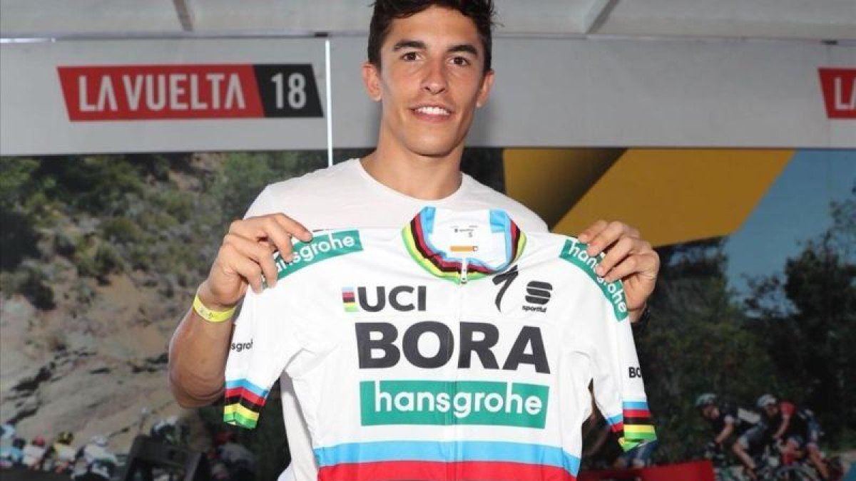 Marc Márquez muestra el maillot arcoíris que le acaba de regalar Peter Sagan.-EL PERIÓDICO