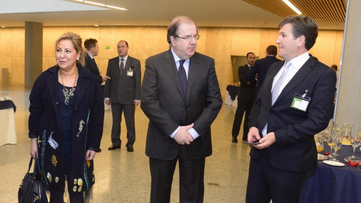 El presidente de la Junta de Castilla y León Juan Vicente Herrera; el antiguo presidente de EFCL, Alfonso Jiménez; y la vicepresidenta de la Junta de Castilla y León, Rosa Valdeón, esperan la llegada del nuevo presidente de EFCL, José Miguel Isidro.-ICAL