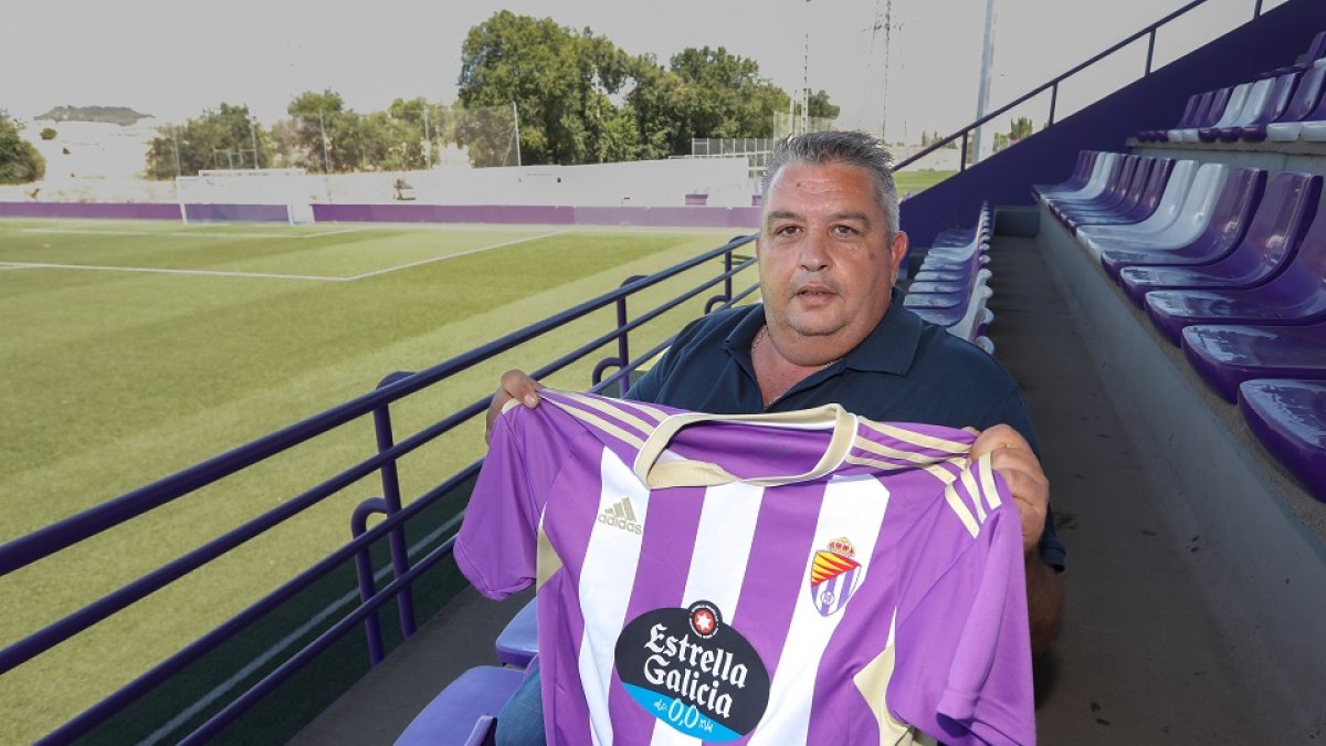 Alfonso González, presidente del Villa de Simancas, en las gradas de los Anexos. / J. M. LOSTAU