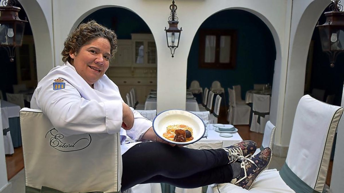 Leticia, en el comedor del Estoril, con un plato típico de huevos con farinato.-ARGICOMUNICACIÓN