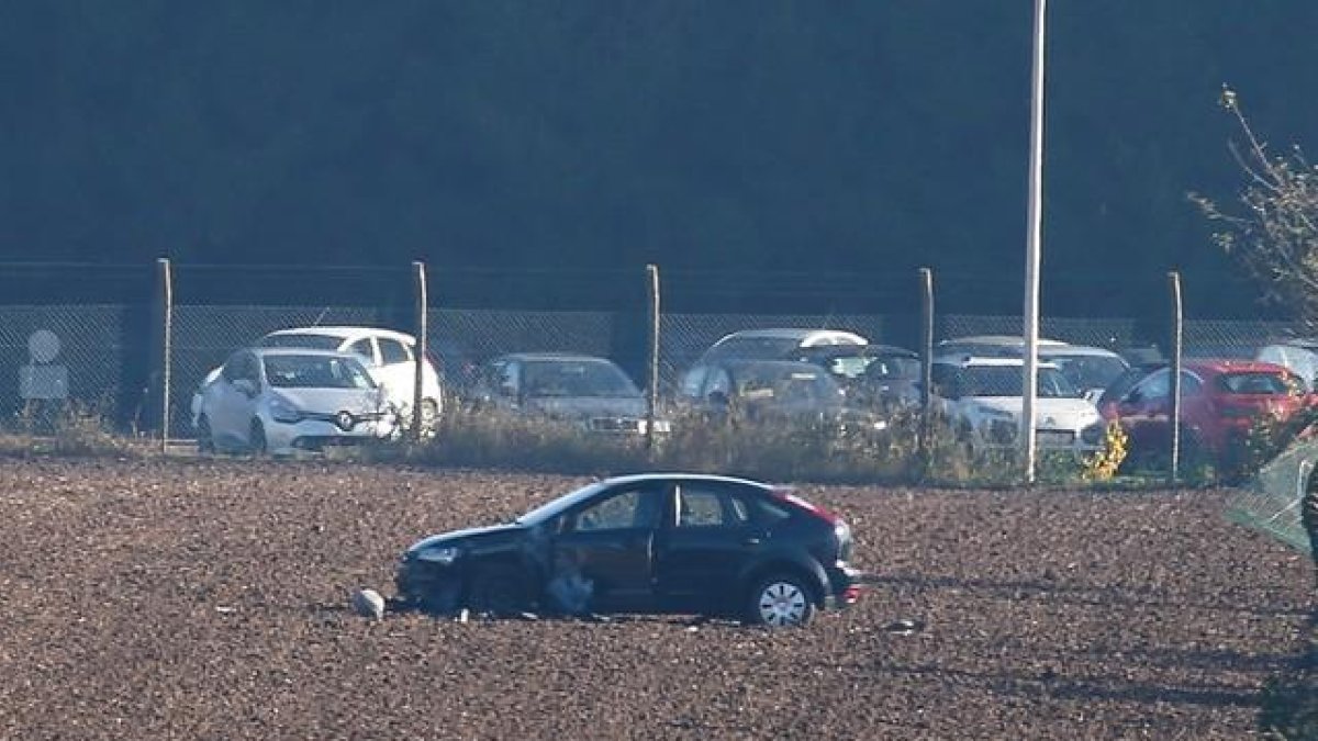 El coche en el que viajaba el hombre enmascarado que ha intentado asaltar un cuartel militar en Bélgica.-AFP / BRUNO FAHY