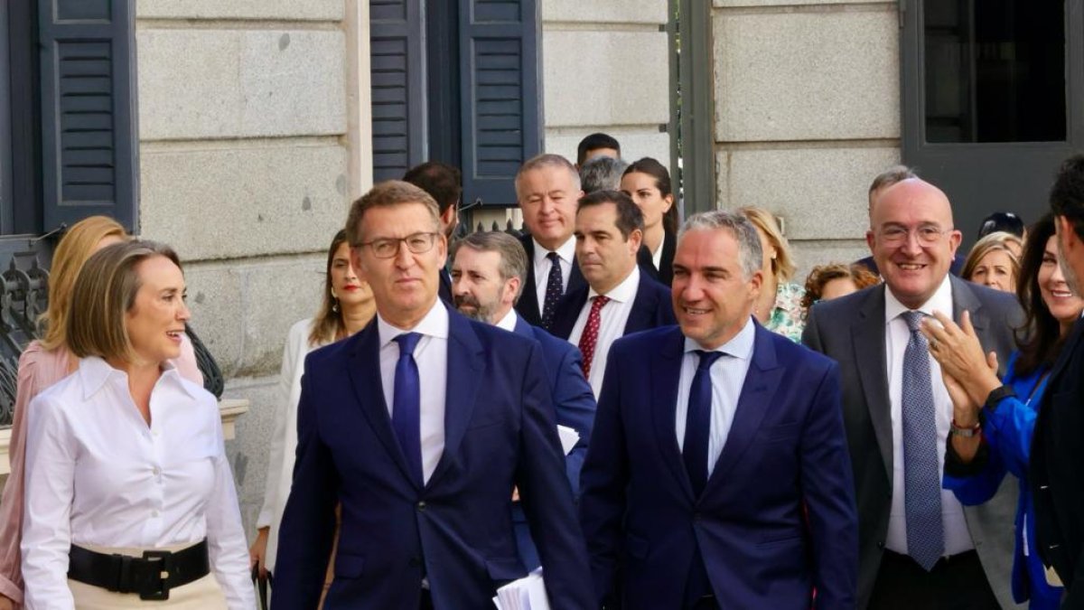 El alcalde de Valladolid, Jesús Julio Carnero (D), acompaña a Feijóo a su llegada al Congreso de los Diputados.- E. M.