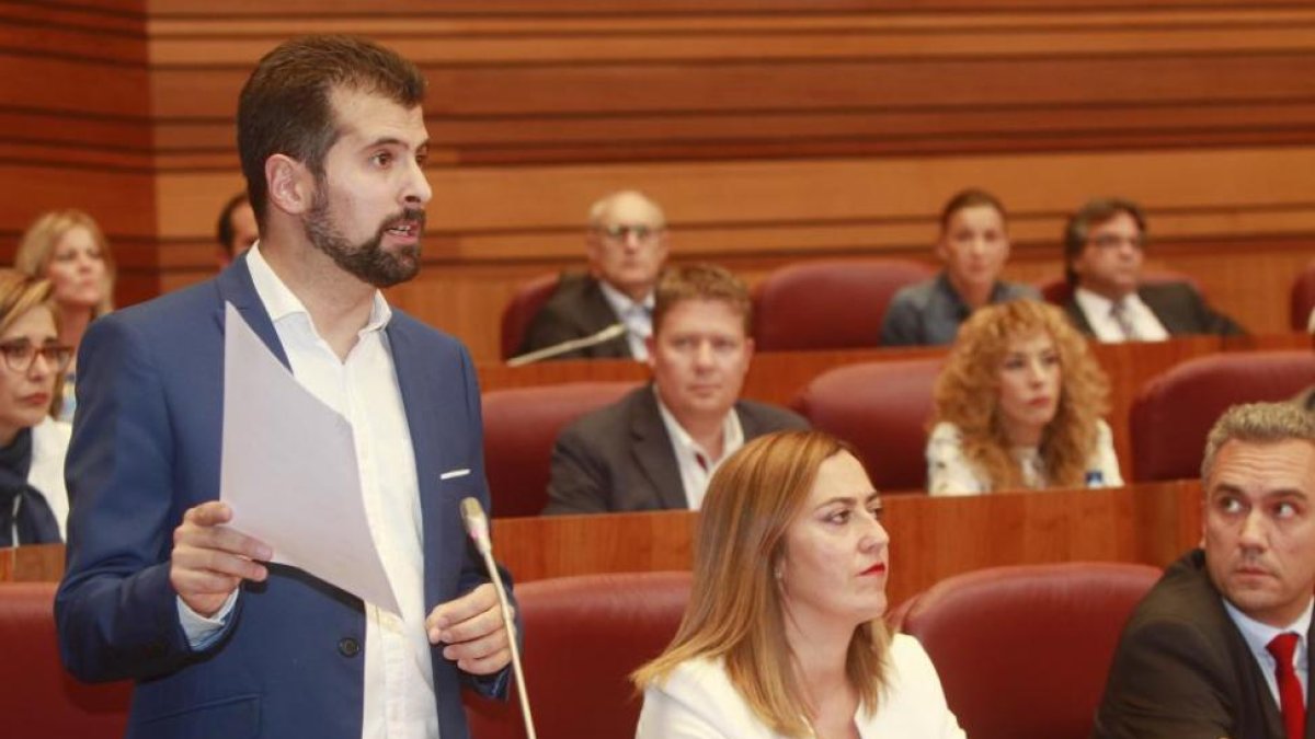 Luis Tudanca en el Pleno de las Cortes.-J. M. LOSTAU
