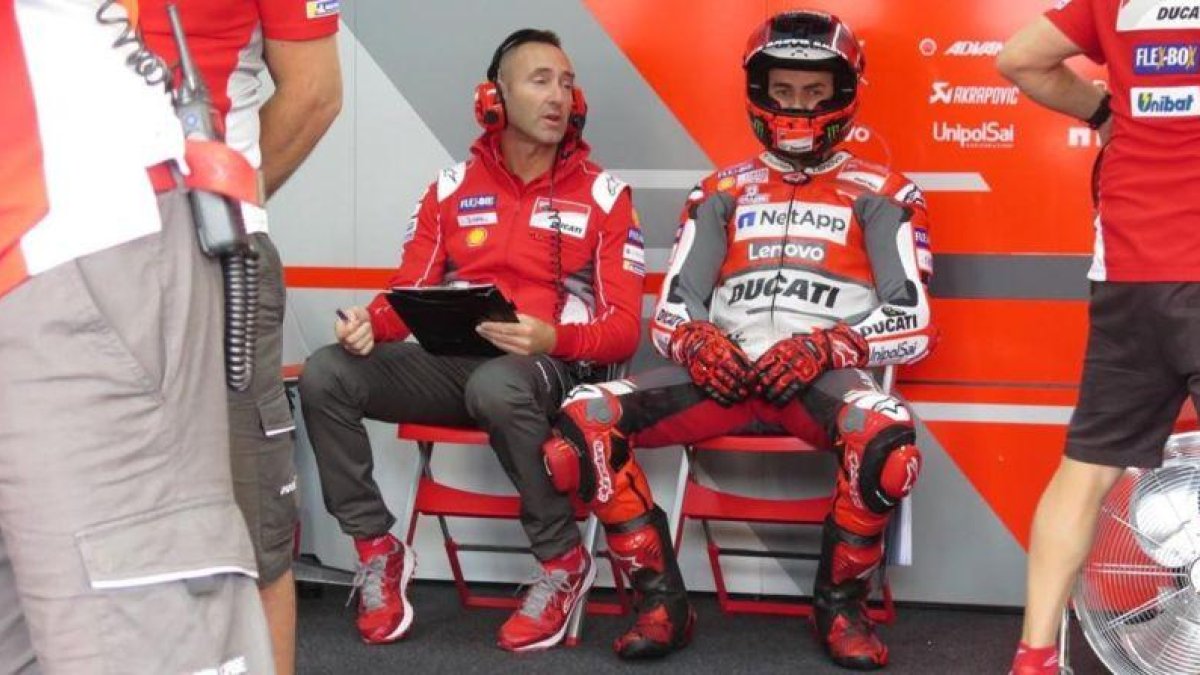 Jorge Lorenzo, en su box, después de decidir, tras dar dos vueltas con su Ducati a Motegi, que causará baja en el gran premio del domingo.-EMILIO PÉREZ DE ROZAS