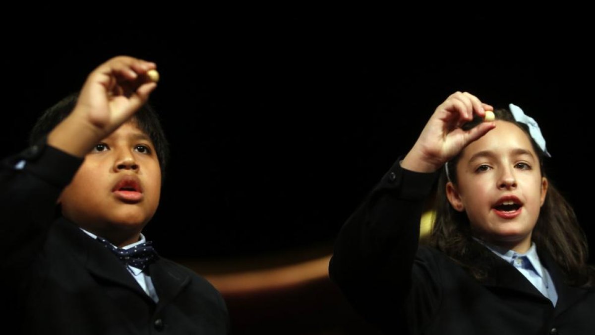 Los niños, en el momento de cantar el cuarto premio-JAVIER BARBANCHO