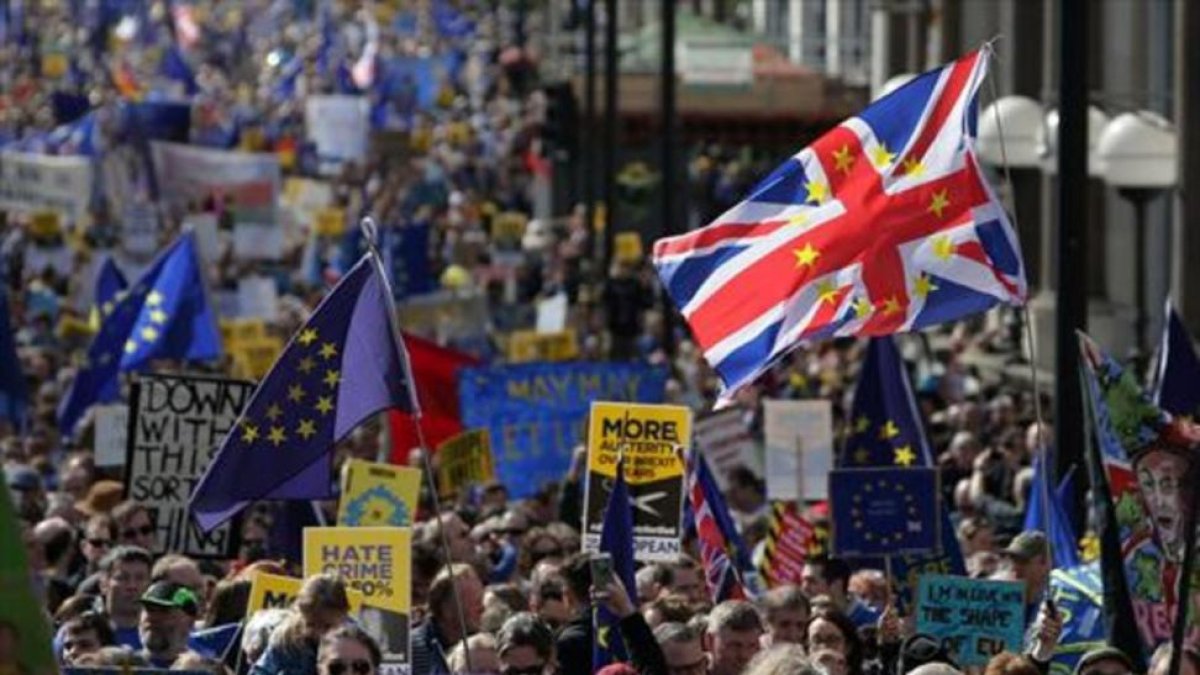 Banderas de Europa y pancartas contra el 'brexit', en una manifestación europeísta en Londres.-AFP