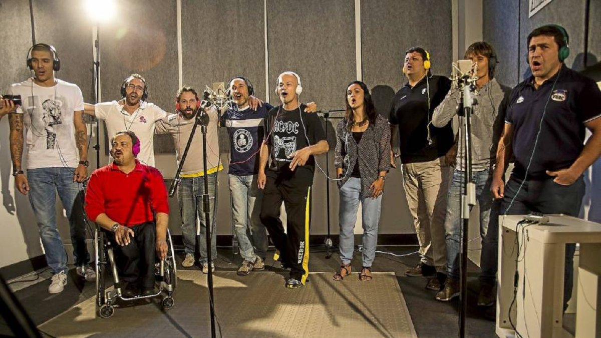 Grabación de la canción con la presencia de Celtas Cortos y algunos deportistas.-El Mundo