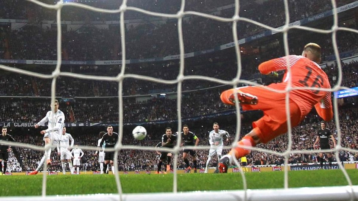 Cristiano Ronaldo marca de penalti.-KIKO HUESCA (EFE)