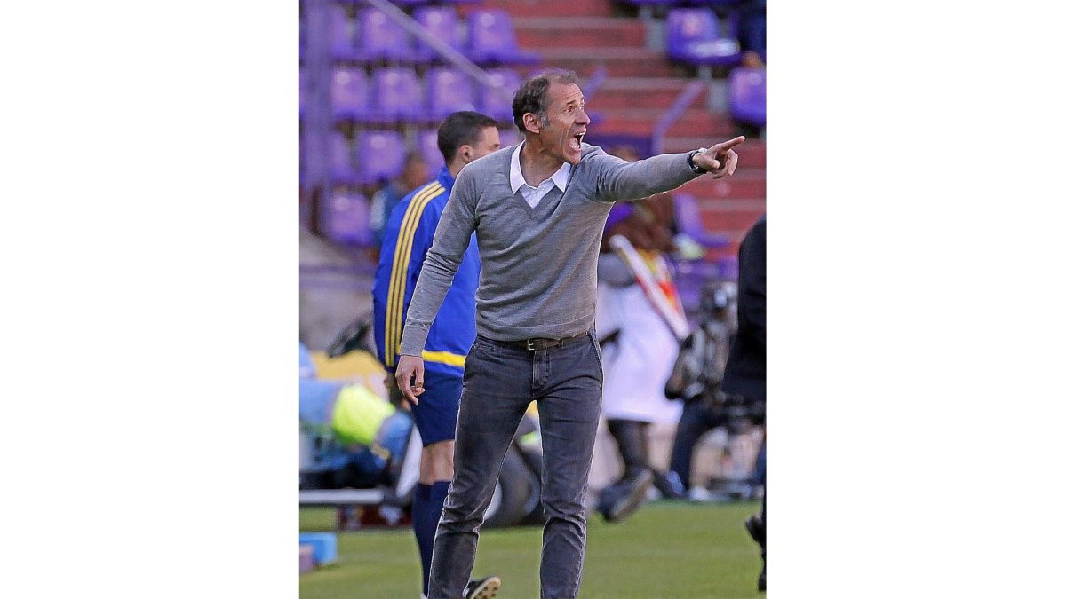Alberto da órdenes desde la banda el día de su debut ante el Lugo.-P. REQUEJO
