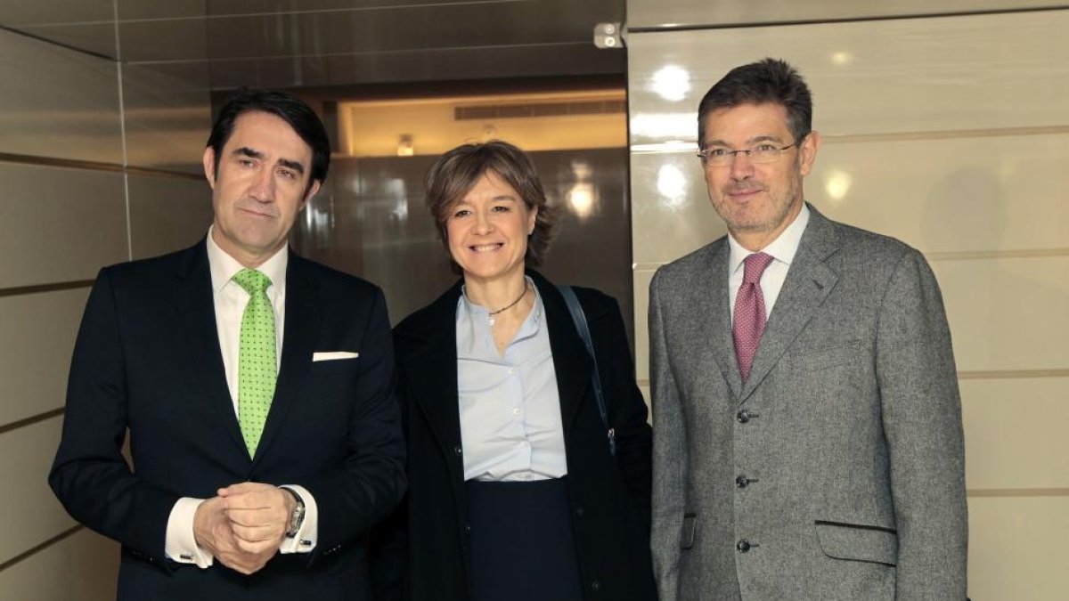 El consejero de Fomento y Medio Ambiente, Juan Carlos Súarez-Quiñones, participa en un desayuno informativo. En la imagen junto a los ministros de Agricultura, Ganadería, Alimentación y Medio Ambiente, Isabel García Tejerina y de Justicia, Rafael Catalá.-ICAL