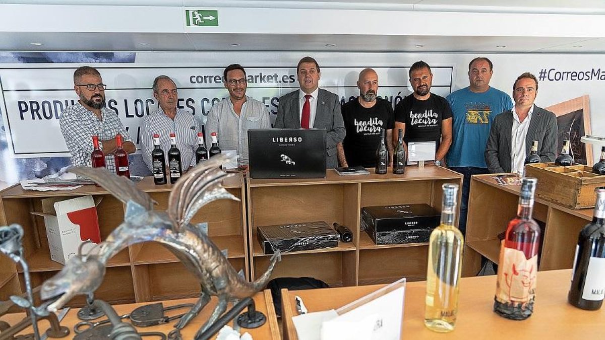 El presidente de Correos, Juan Manuel Serrano (C), durante la presentación de la plataforma Correos Market.-ICAL