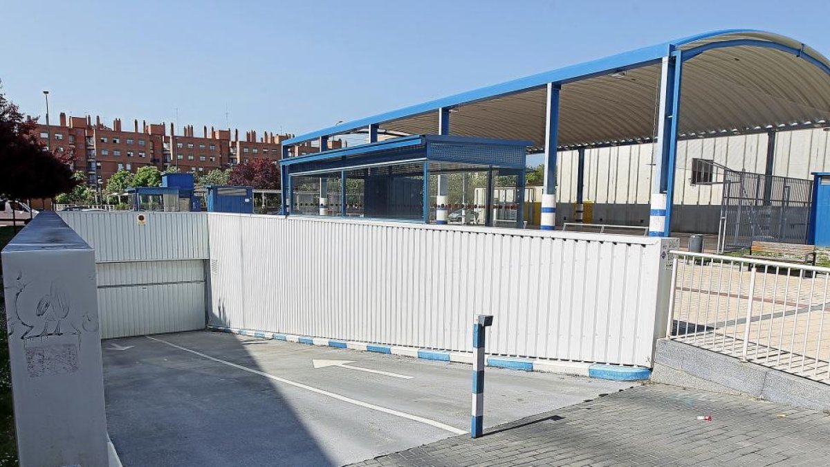 Aparcamiento subterráneo en la Plaza de la Solidaridad, en el barrio de La Victoria.-J. M. LOSTAU