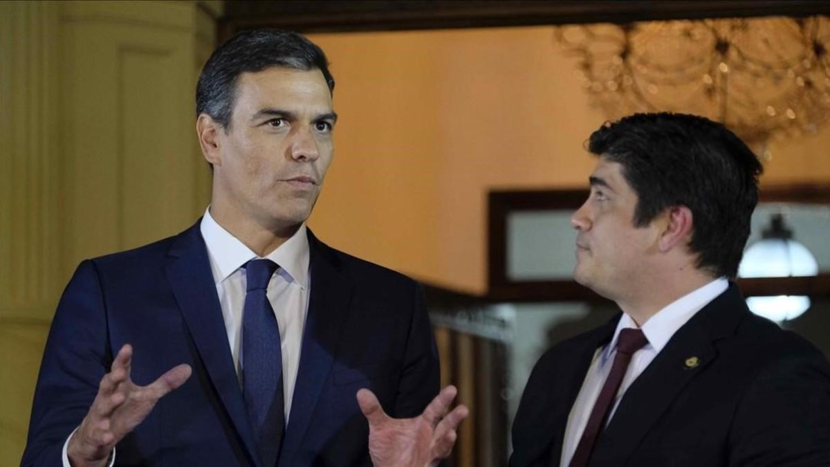 Pedro Sánchez, junto al presidente de Costa Rica, Carlos Alvarado, el pasado jueves en San José. /-JEFFREY ARGUEDAS