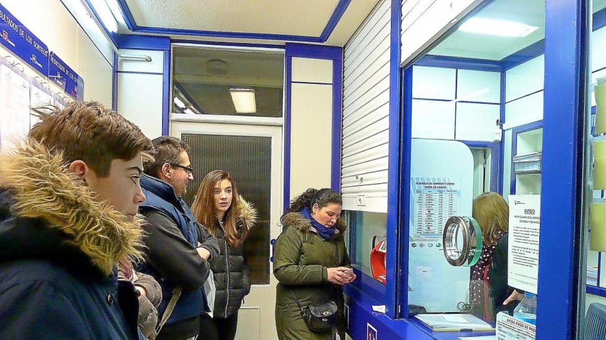 Varios segovianos buscaban en la tarde de ayer su suerte en la administración de lotería.-TERESA SANZ