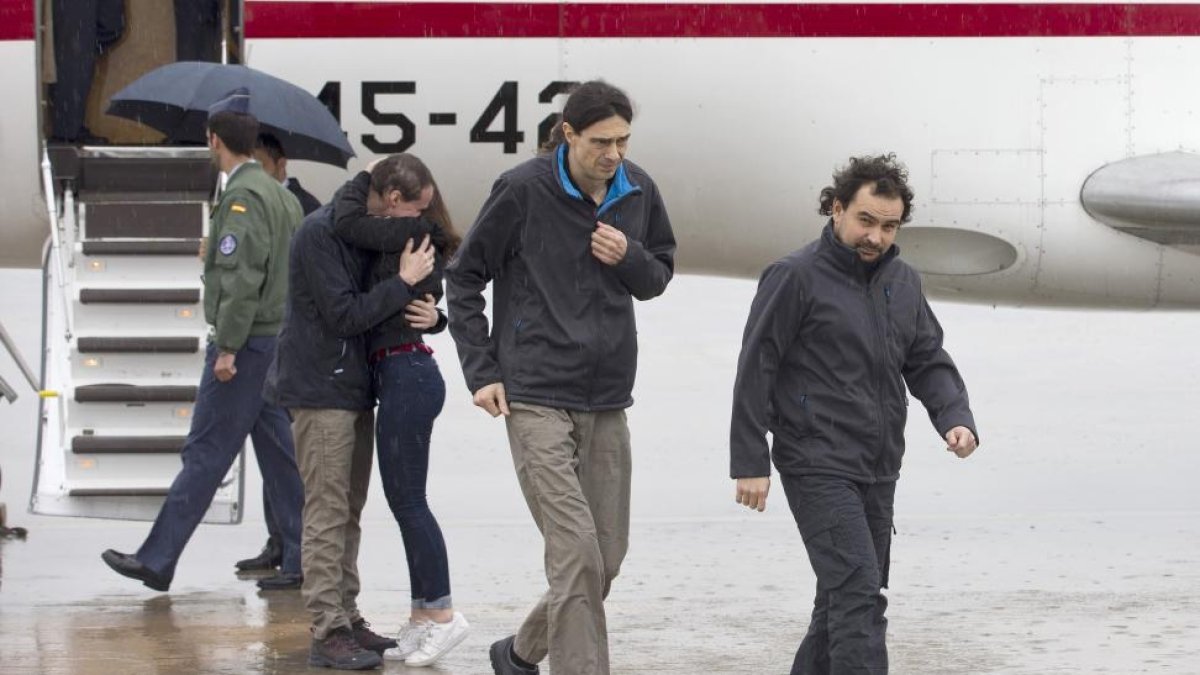 Ángel Sastre, José Manuel López y Antonio Pampliega a su llegada a Madrid.-Presidencia del Gobierno