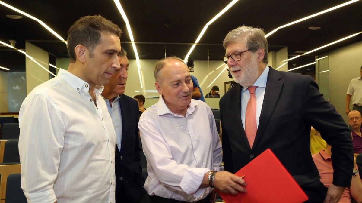 Los secretarios autonómicos de UGT y CCOO, Faustino Temprano (I) y Vicente Andrés (C), conversan con el presidente de Cecale, Santiago Aparicio (D), antes de firmar la Trasposición del IV Acuerdo por el Empleo y la Negocación Colectiva-ICAL