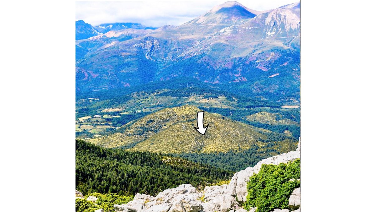 Ubicación de la cueva de Els Trocs a los pies del Pirineo Axial. Al fondo pico Gallinero y, entre la niebla, macizo del Poset.- ICAL