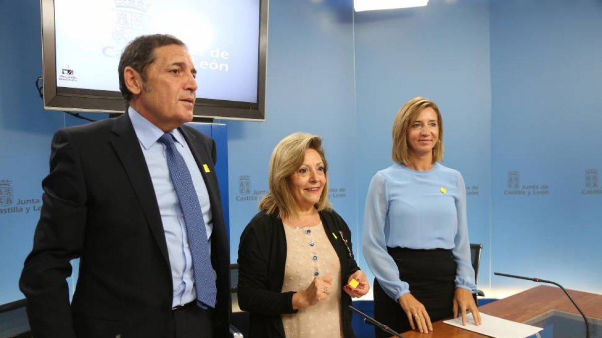 Los consejeros de Sanidad y Familia, Antonio Sáez y Alicia García, participan en la presentación del Día Internacional del Alzheimer, a cargo de la presidenta de la Federación Regional de Asociaciones de Familiares de Alzheimer en Castilla y León, AFACAYL-Ical