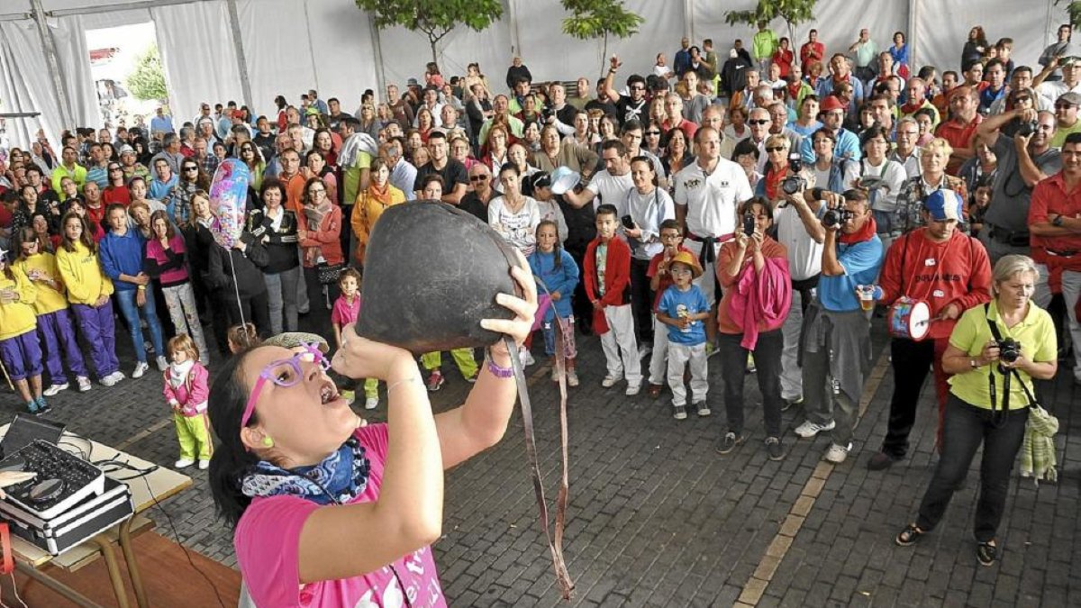 Concurso de beber en bota, con la expectación de las peñas de la localidad.-S.G.C.