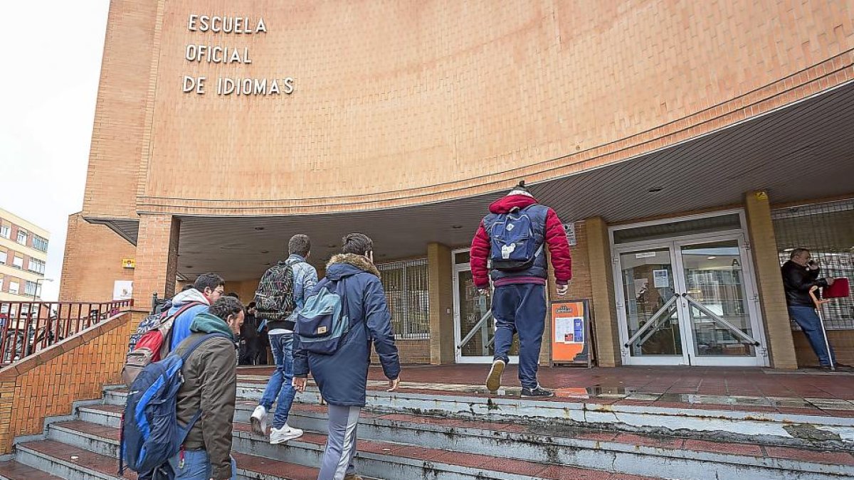 Varios alumnos entran en la Escuela Oficial de Idiomas de Valladolid-M. Á. SANTOS