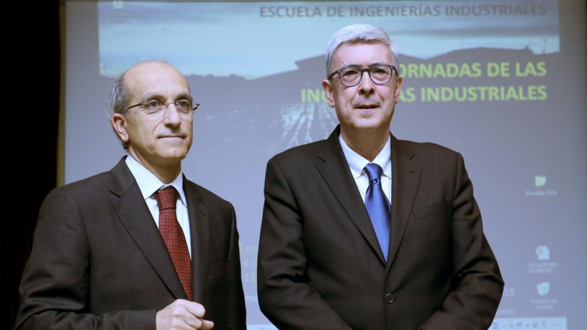 El director de Michelín España y Portugal, Mariano Arconada(I), cierra las XXV Jornadas de Ingenierías Industriales. Junto a él, el director de la Escuela de Ingenierías Industriales, Jesús Ángel Pisano (D)-ICAL