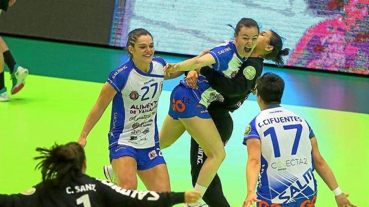 Jugadoras del Aula muestran su alegría tars acceder a la final de la Copa de la Reina.-EM