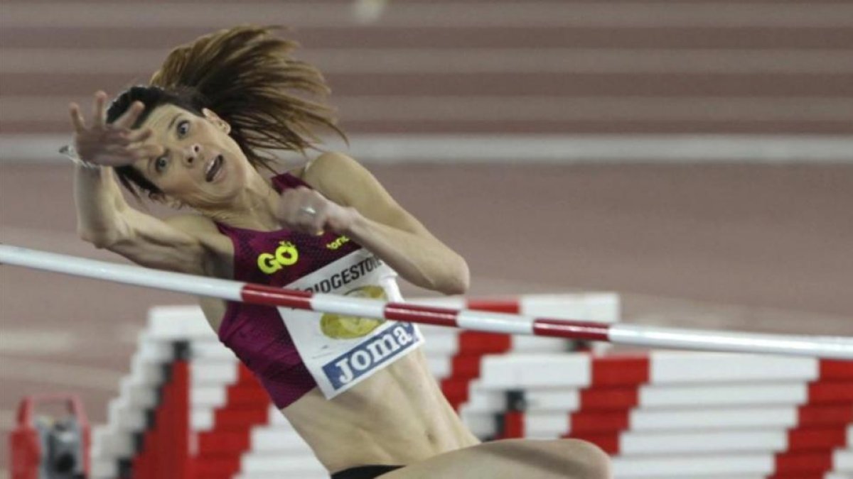 Ruth Beitia, en uno de sus saltos durante el Campeonato de España de atletismo en pista cubierta de Salamanca.-EFE / J. M. GARCÍA