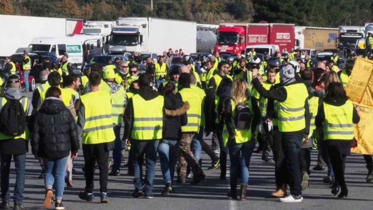 Una manifestación de chalecos amarillos bloquea el paso del tráfico en el peaje de la localidad francesa de Le Boulou.-RAYMOND ROIG (AFP)