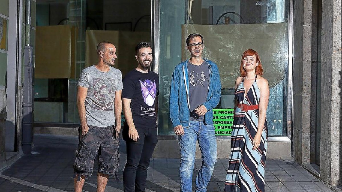 David Aja, David Astruga, Raúl Allén y Patricia Martín, ayer, en Valladolid; a la derecha, portadas de Allén y Aja para Valiant y Marvel.-PABLO REQUEJO