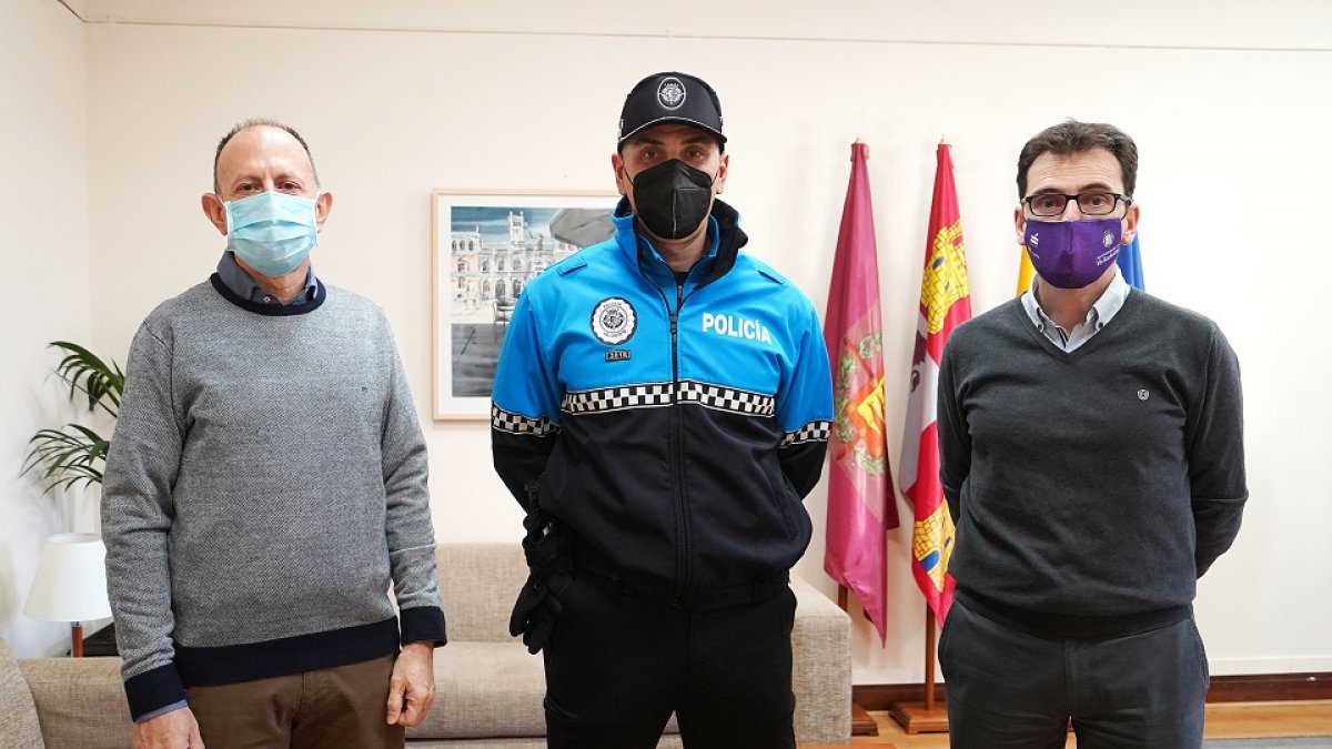 Los concejales de Planificación y Recursos (dcha) y delegado de Personal (izda) junto a un agente de Policía Municipal que ha tomado posesión de su plaza. - CARLOS ARRANZ/AYUNTAMIENTO DE VALLADOLID