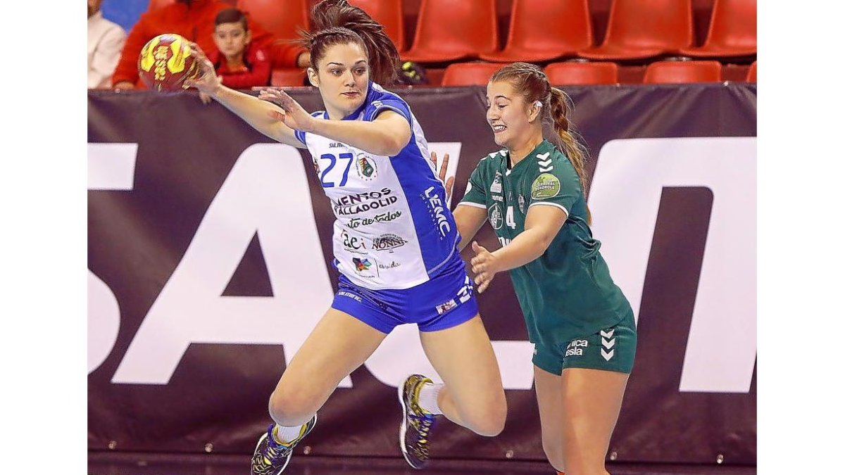 Elena Cuadrado ‘vuela’ armando el brazo tras superar a la jugadora del Elche, Carina Gangel-J.M. LOSTAU