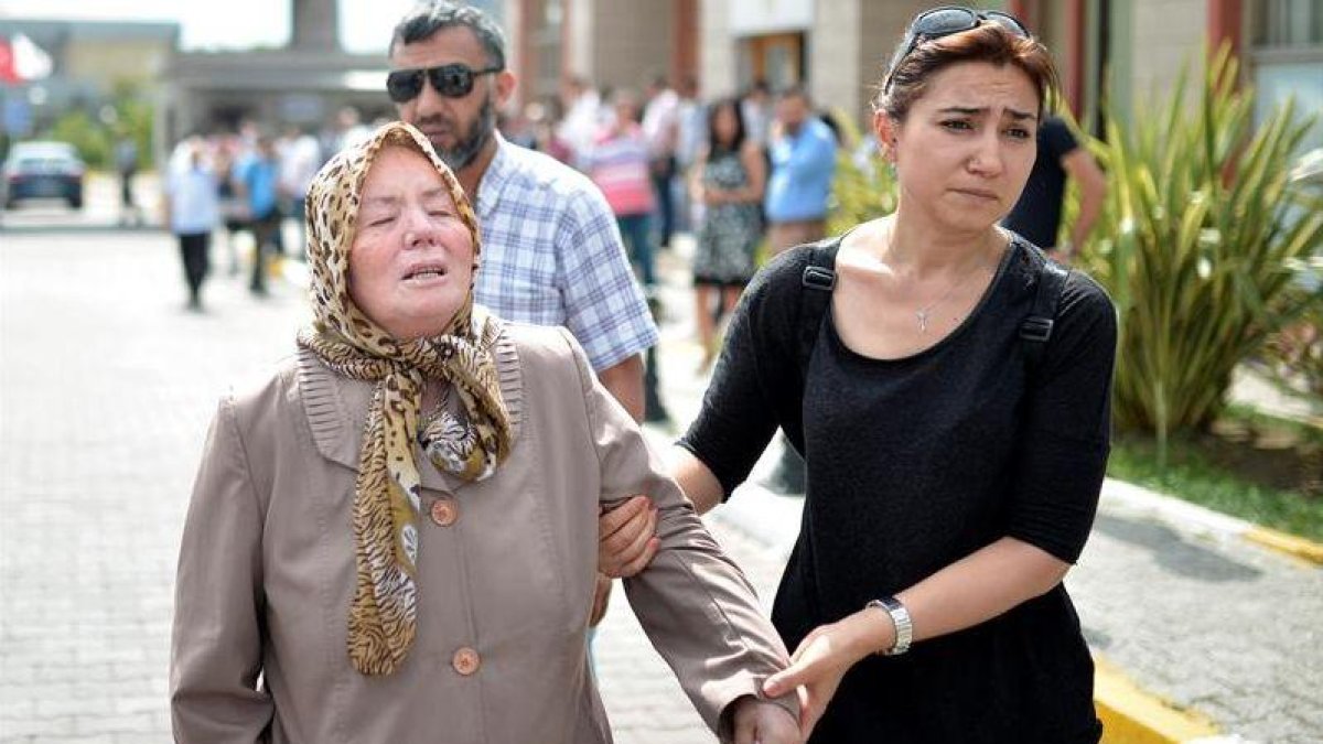 Familiares lloran la muerte de sus seres queridos mientras esperan la entrega de sus cuerpos en una morgue en Estambul.-EFE