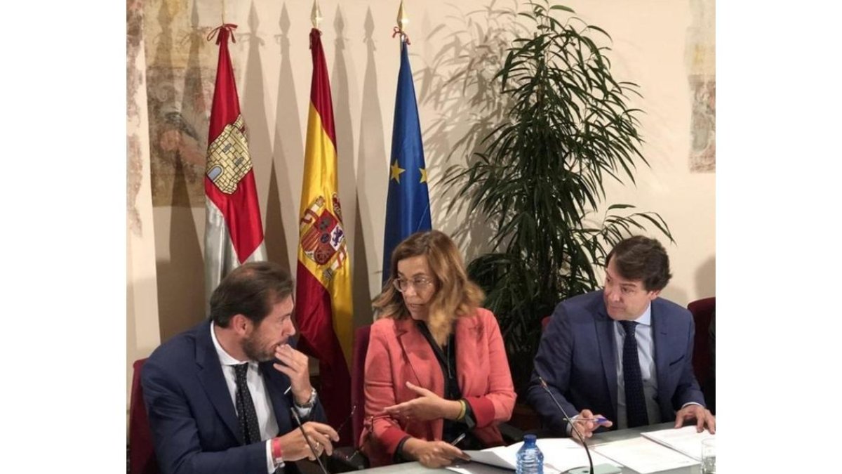 Óscar Puente, Ángeles Armisén y Alfonso Fernández Mañueco.-E.M.
