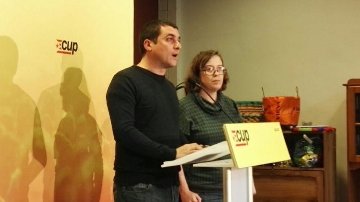 Quim Arrufat y Eulàlia Reguant, en la rueda de prensa posterior al consejo político de la CUP.-