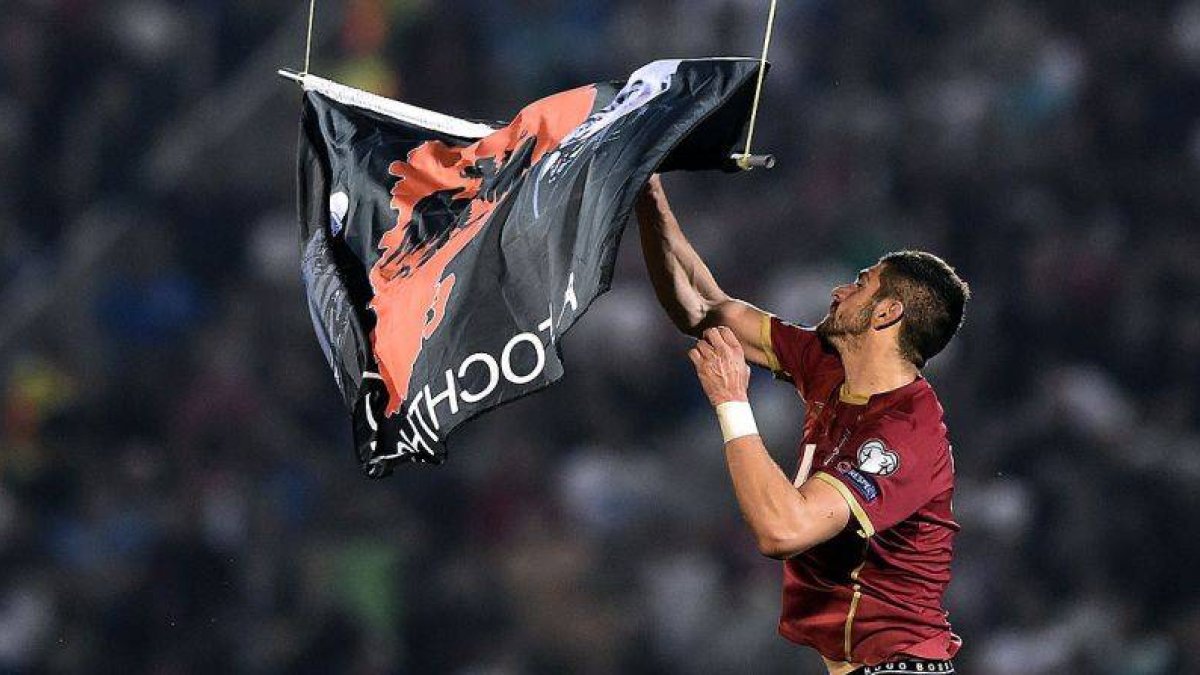 El aparato sobrevuela el estadio con una bandera de la Gran Albania hasta que Stefan Mitrovic logra retirarla.-Foto: AFP