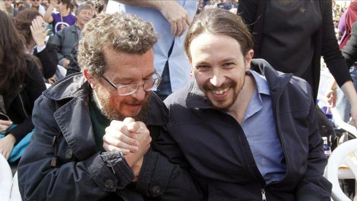 El líder de Podemos, Pablo Iglesias, junto a su padre, Javier Iglesias Peláez-MARIAM A (EFE)