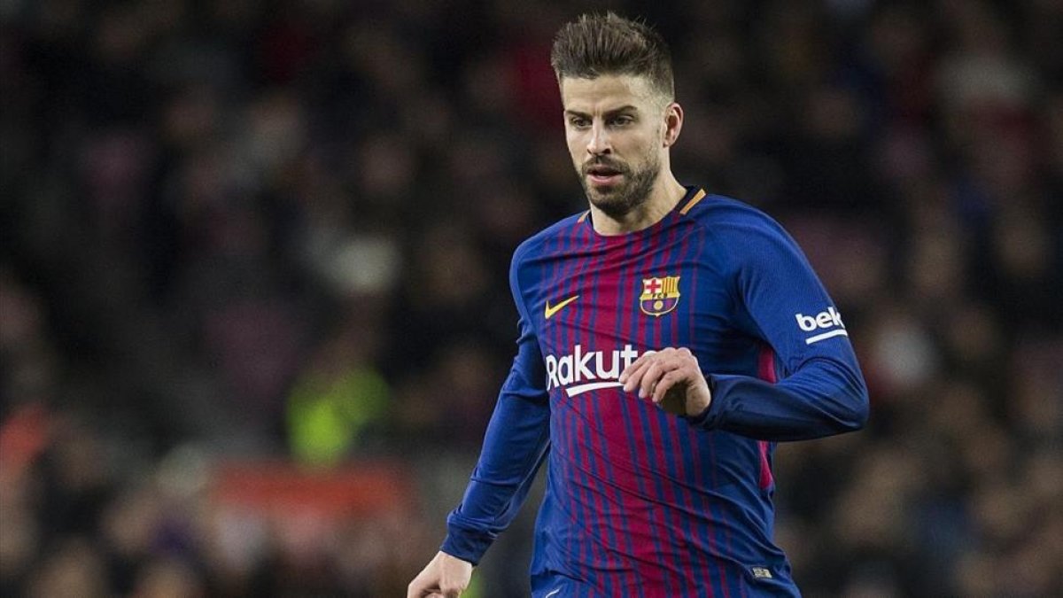 Piqué, en el derbi copero ante el Espanyol en el Camp Nou.-JORDI COTRINA