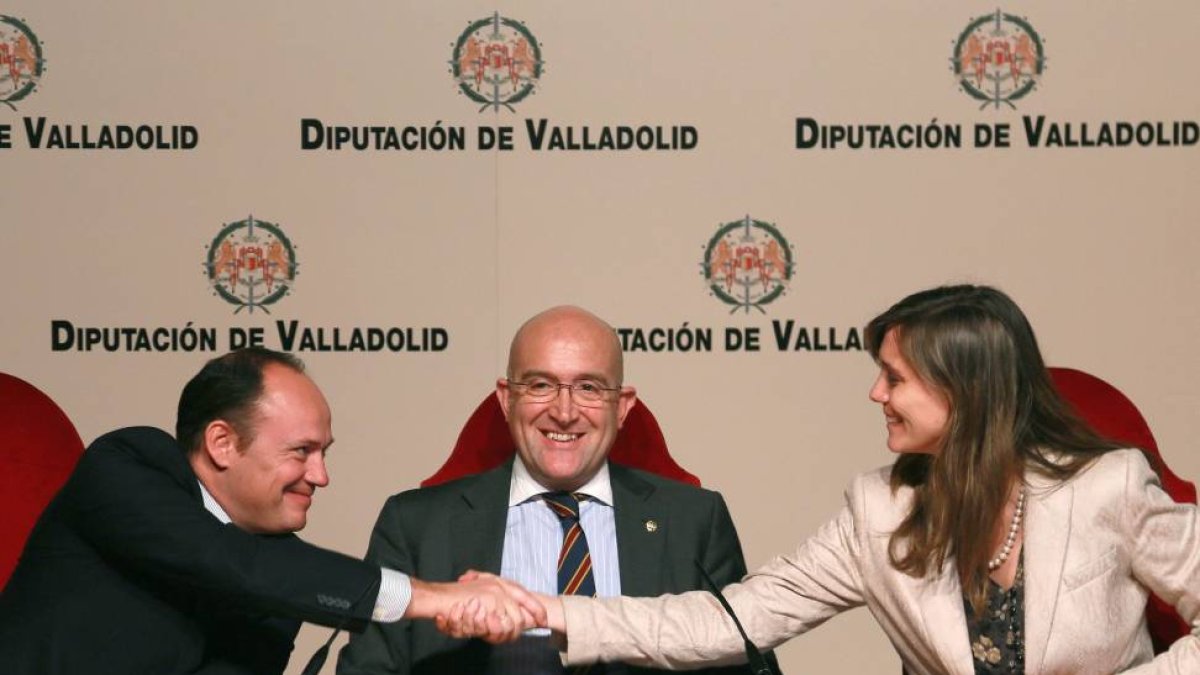 El presidente de la Diputación de Valladolid, Jesús Julio Carnero, firma mañana convenios de colaboración con el presidente de la Cámara de Comercio, Carlos Villar, y la presidenta de la Confederación Vallisoletana de Empresarios, Ángela de Miguel Sanz-Ical