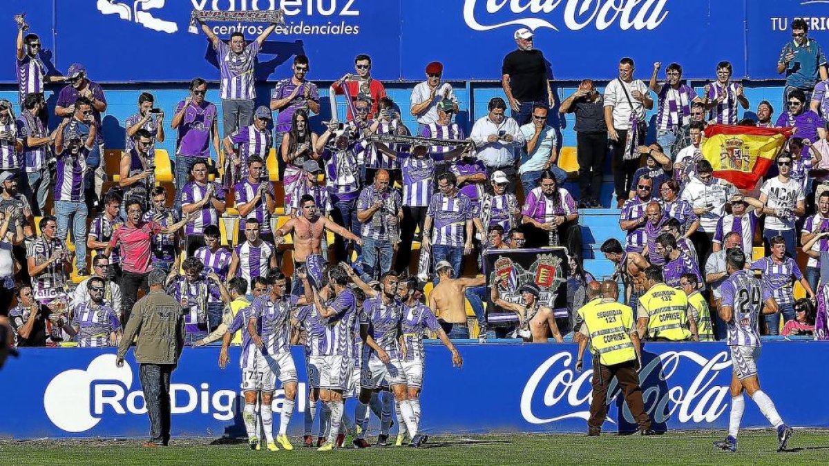 Los jugadores del Valladolid celebran junto a sus aficionados el gol del empate.-ARABA PRESS