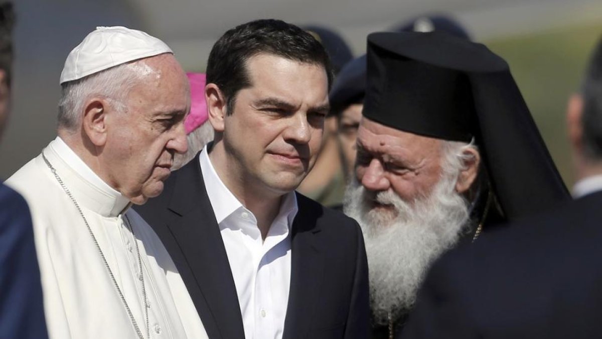El Papa, recibido por el primer ministro griego, Alexis Tsipras, y el patriarca de la iglesia ortodoxa griega, Bartolomé I, en Lesbos.-ALKIS KONSTANTINIDIS / REUTERS