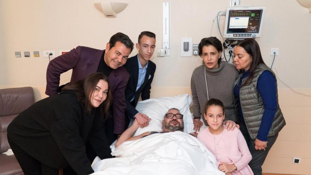 El rey Mohamed VI, con sus familiares en el hospital.-PERIODICO (MAP)