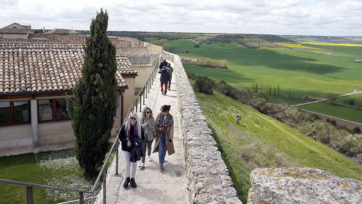Turistas visitan la muralla de Urueña. / ICAL