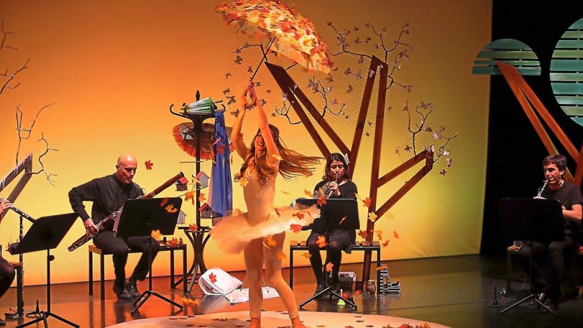 Silvia Pérez baila junto a los músicos del Quinteto Respira en ‘El jardín musical’.-NACHO CARRETERO
