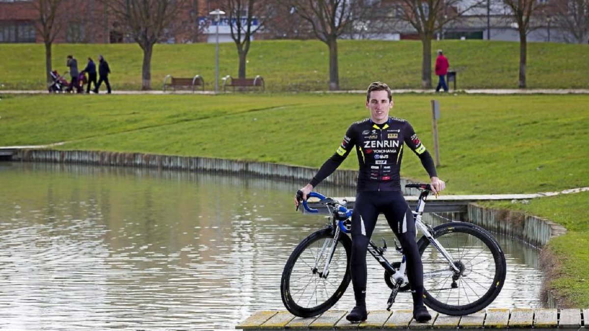 Rodrigo Araque posa con el maillot de su nuevo equipo en Laguna, donde comenzó su carrera ciclista.-Pablo Requejo