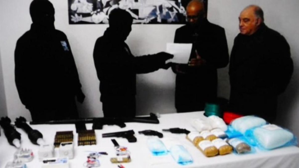 Miembros de ETA entregan armas a observadores internacionales, en el 2014.-