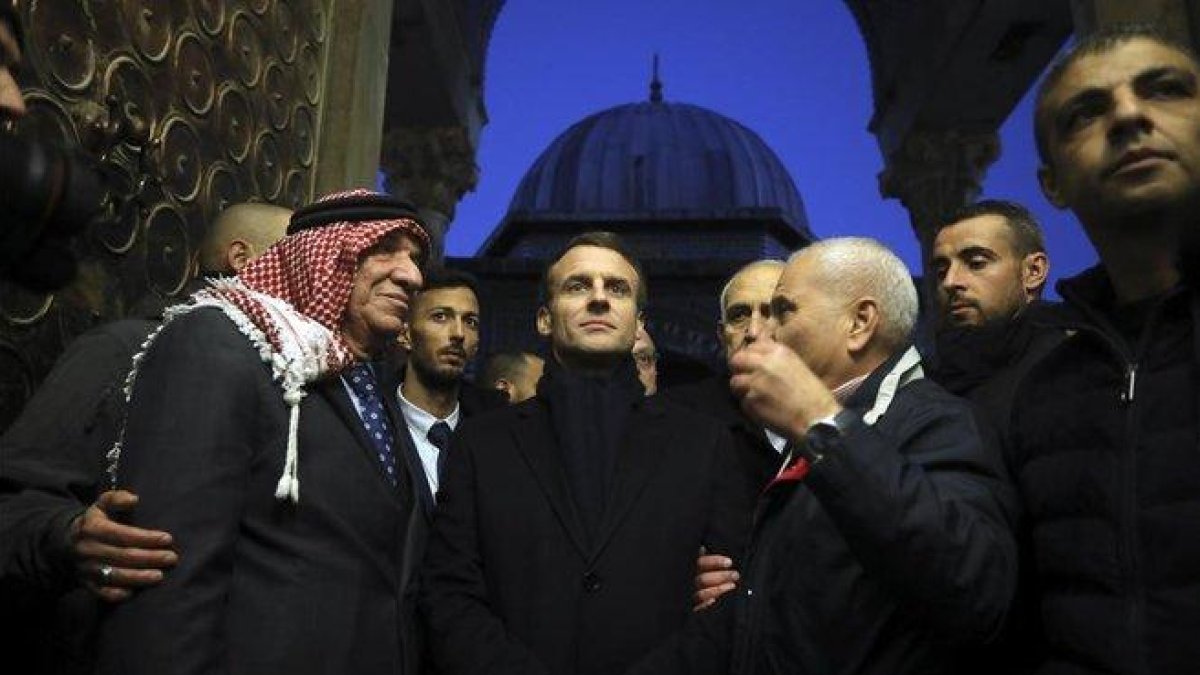 Emmanuel Macron visita el recinto de la mezquita de al Aqsa en Jerusalén.-AP PHOTO / MAHMOUD ILLEAN