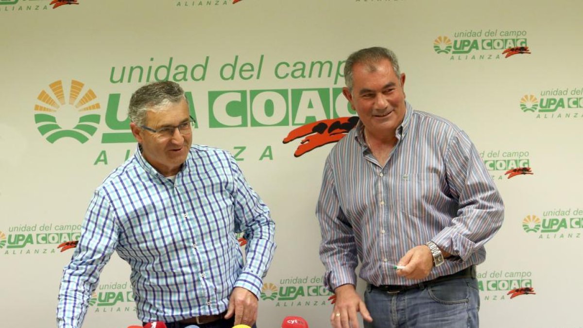 El coordinador autonómico de COAG, Lorenzo Rivera (I), y el secretario autonómico de UPA, Aurelio González, informan sobre el sector agrario y ganadero con motivo de la festividad de San Isidro Labrador-ICAL